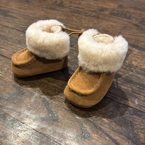 Ugh Australia baby infant boots 
size 0/1 
Brand New. Never worn